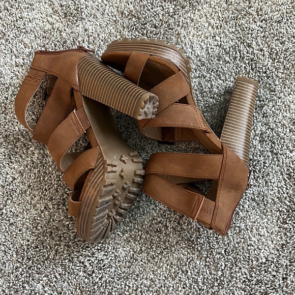 Brown wrapped gladiator shoes with chunky heels - Picture 3 of 6